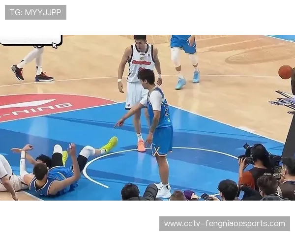 京粤大战惊现伤病惊魂，徐杰重伤退场广东惨败北京