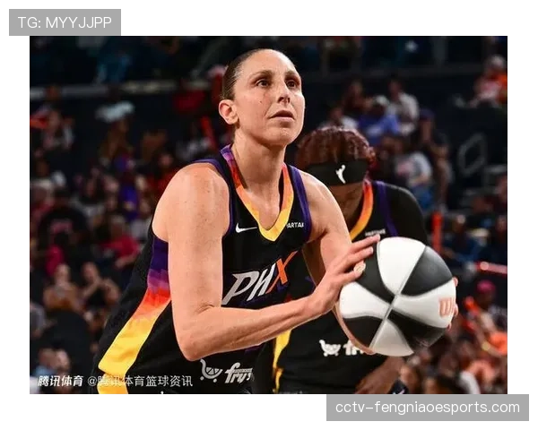 特写瞬间:终场哨响,戴安娜·陶乐西与苏·伯德在场边长时间拥抱交谈 特写瞬间:终场哨响,戴安娜·陶乐西与苏·伯德在场边长时间拥抱交谈